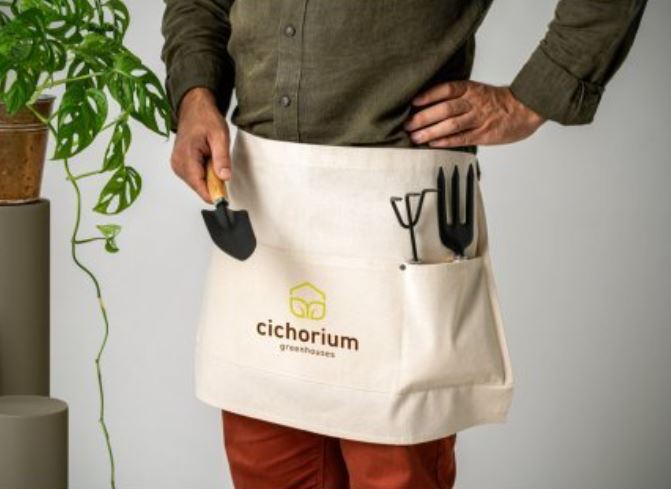 Multi-purpose apron with 3 front pockets and logo