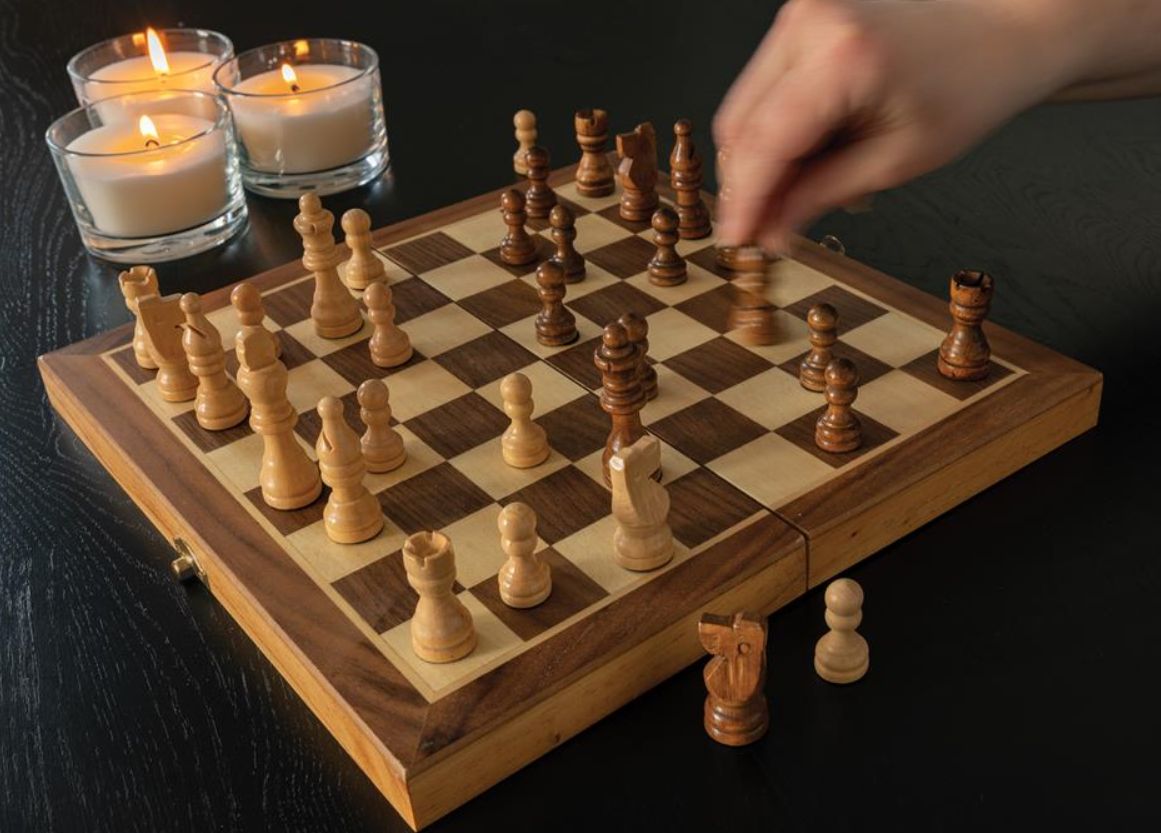 Складной роскошный набор для игры в шахматы из сосны с гравировкой вашего логотипа.