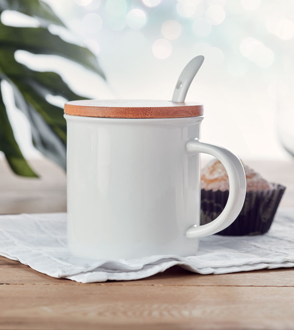 Porcelain mug of 380 ml capacity with spoon and bamboo lid