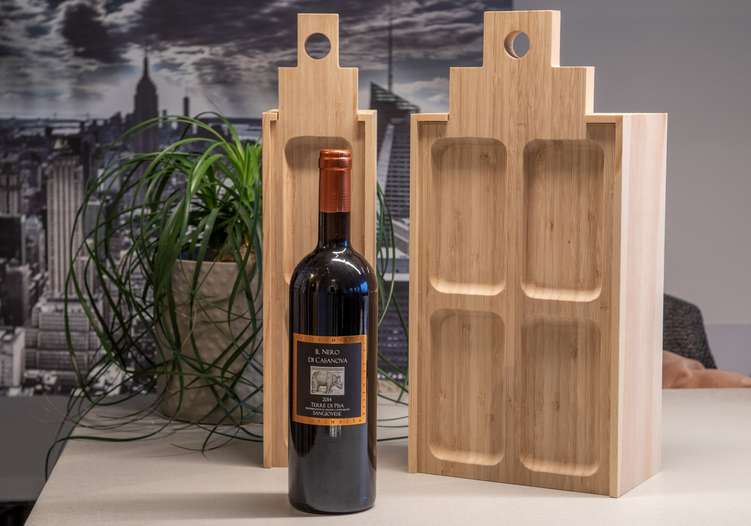 A wooden gift box for a bottle of wine and tapas