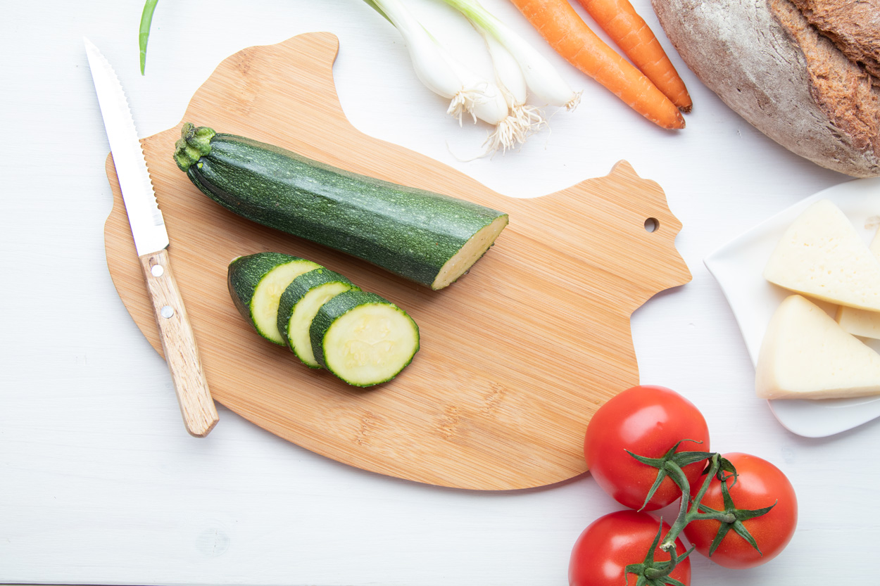 Chicken shaped bamboo cutting board